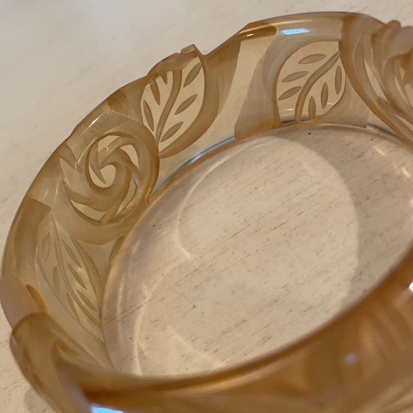 ❤️ VINTAGE CHRISTINA DEFALCO CARVED RESIN BANGLE - Picture 3 of 6
